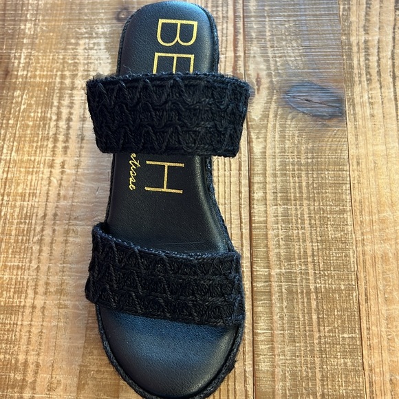 NEW super cute and comfy black sandal 🖤🖤 - Picture 2 of 2